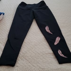 Onzie yoga pants Black with pink feathers